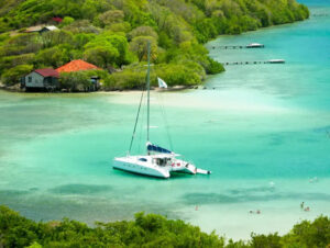 Catamaran dans des eaux turquoises à la Martinique