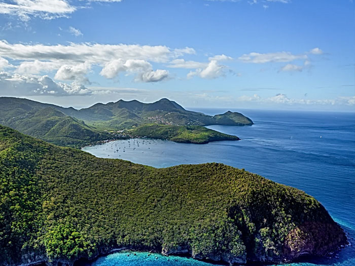 Panorama aérien de la côte verdoyante martiniquaise en ULM AeroDream