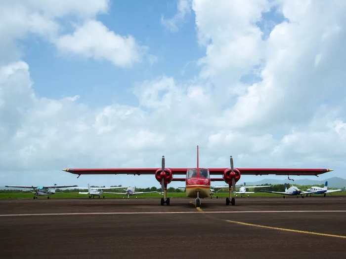 ULM Airawak prêt au décollage sur la piste en Martinique