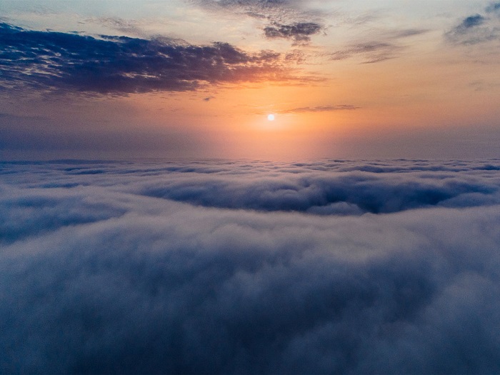 Coucher de soleil au-dessus d’une mer de nuages lors d’un vol Airawak en ULM