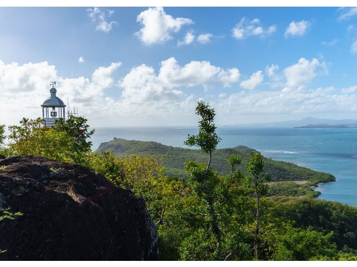Paysage côtier et phare de Martinique vus lors d’un vol en ULM Airawak