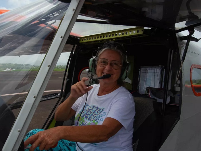 Pilote dans le cockpit d’un ULM Airawak avant le décollage en Martinique