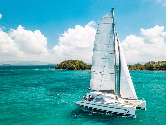Catamaran Blue Dream Croisières naviguant au large des Trois-Îlets en Martinique