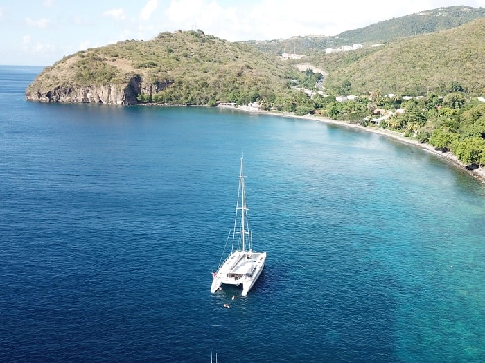 Catamaran Blue Dream Croisières au mouillage dans une baie de Martinique