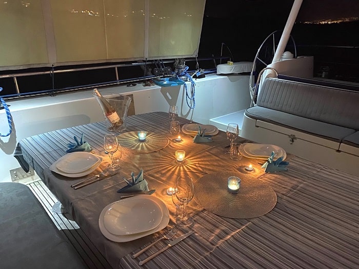 Table dressée pour un dîner en croisière de nuit avec Blue Dream Croisières
