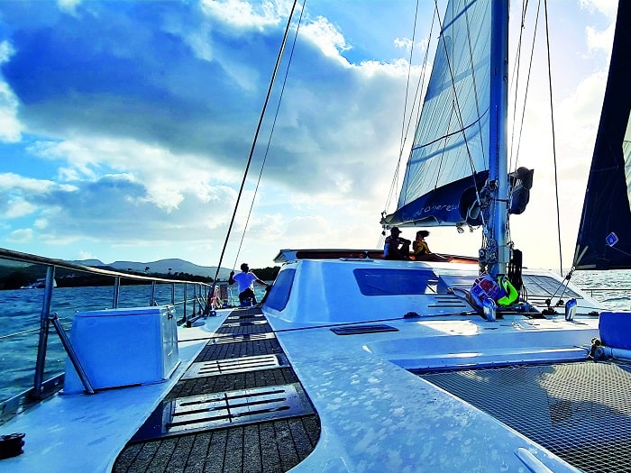 Vue depuis le pont du catamaran Blue Dream Croisières en navigation en Martinique