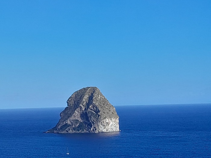 Le Rocher du Diamant aperçu durant une croisière en catamaran BB Sea