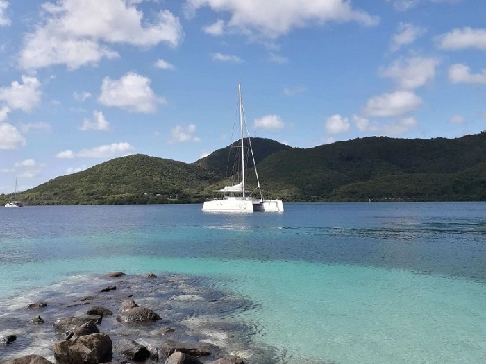 Catamaran BB Sea au mouillage dans une baie de Martinique
