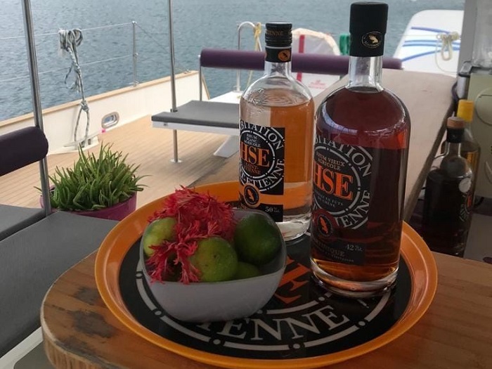 Dégustation de rhum HSE à bord du catamaran BB Sea en Martinique