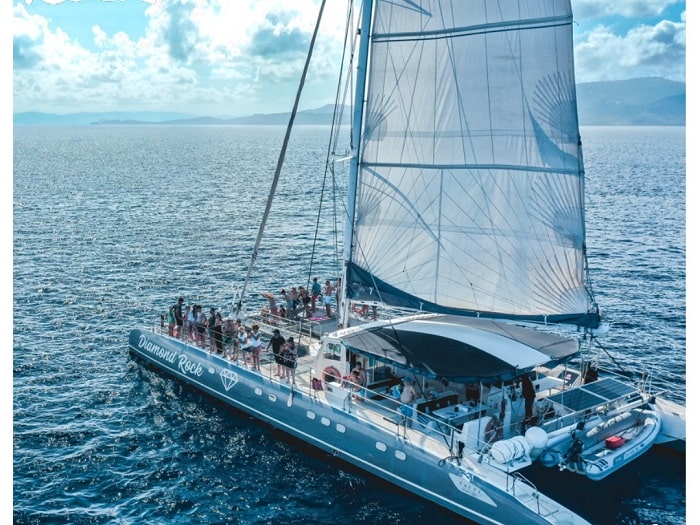 Coucher de soleil sur la mer des Caraïbes pendant une excursion en catamaran Diamond Rock