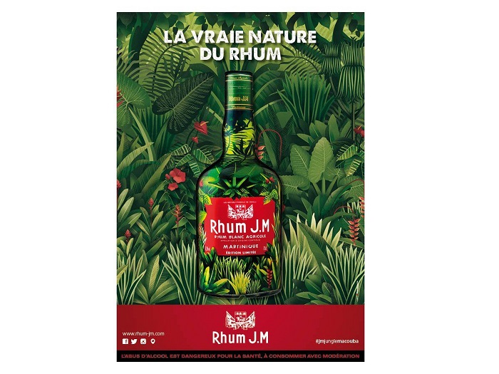 Bouteille de rhum J.M mise en valeur dans un décor luxuriant de forêt tropicale
