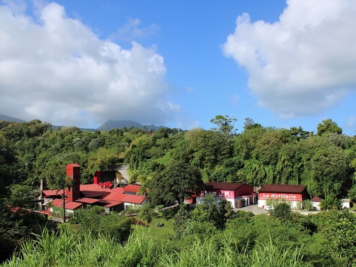 Vue aérienne de la distillerie Rhum J.M au cœur d’une végétation verdoyante