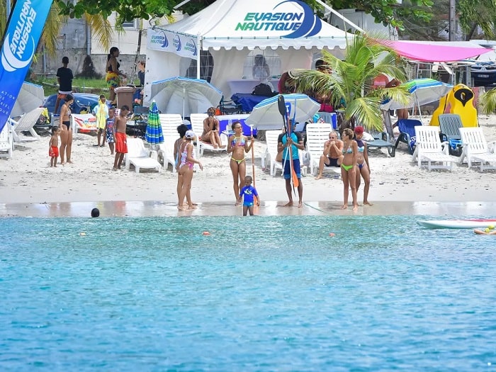 Plage de l’Anse Mitan animée par les activités Evasion Nautique en Martinique