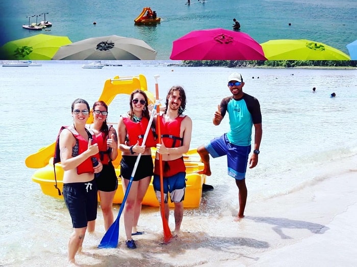 Groupe en canoë encadré par Evasion Nautique en Martinique