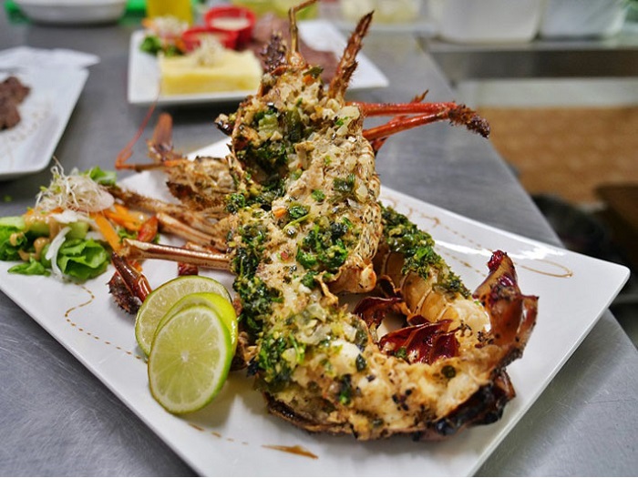 Langouste grillée servie au Jardin des Lucioles en Martinique