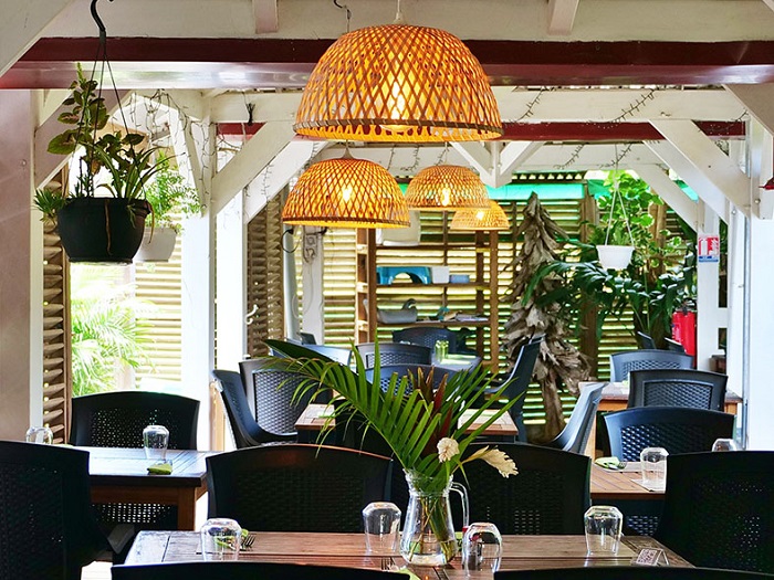 Salle du Jardin des Lucioles décorée dans un style naturel en Martinique