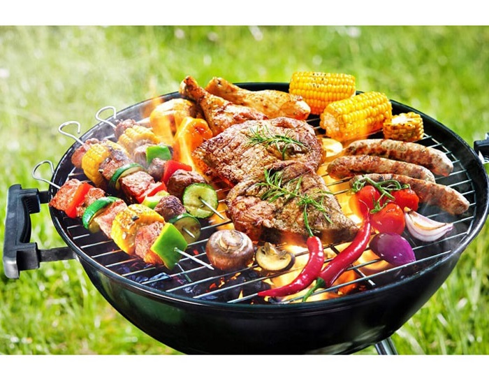 Grillades variées cuites au barbecue au Jardin des Lucioles en Martinique