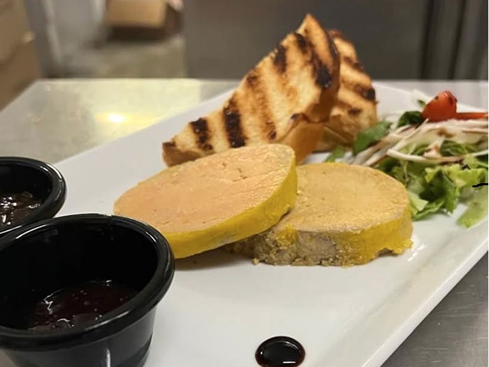Assiette de foie gras accompagné de toasts grillés au Jardin des Lucioles en Martinique