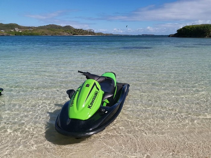 Jet skis Jet A Lo alignés sur la plage de l’Anse Mabouya en Martinique