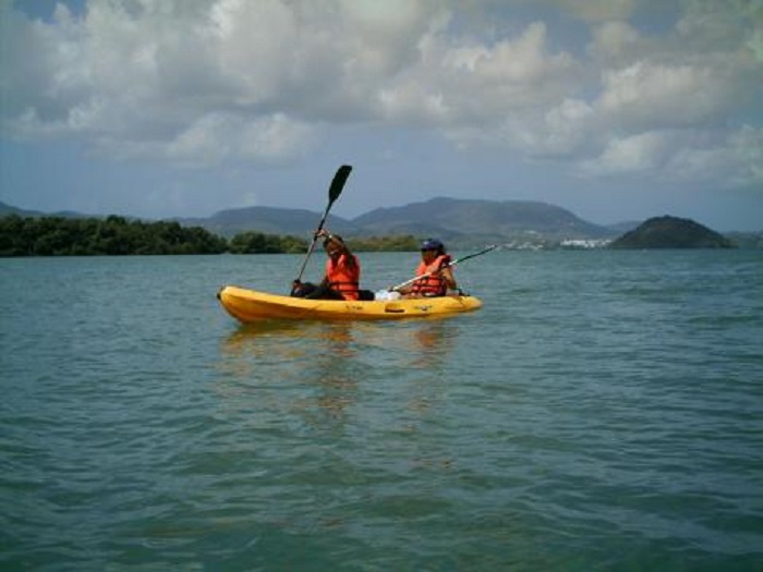 Duo en kayak explorant le lagon de Ducos avec Kayak Aventure Mangrove en Martinique