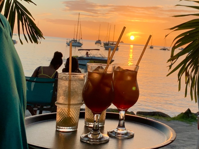 Cocktails servis au bord de l’eau face au coucher de soleil au restaurant Le Kano