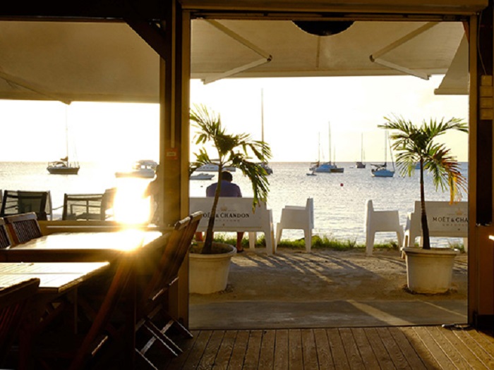 Terrasse donnant sur la mer au restaurant Le Kano en Martinique
