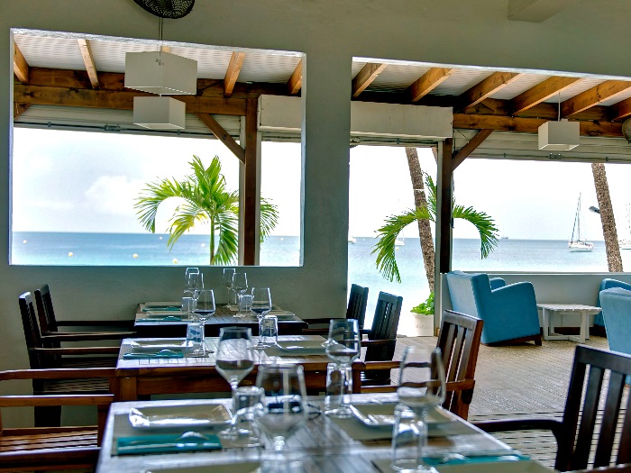 Salle intérieure lumineuse avec vue mer au restaurant Le Kano