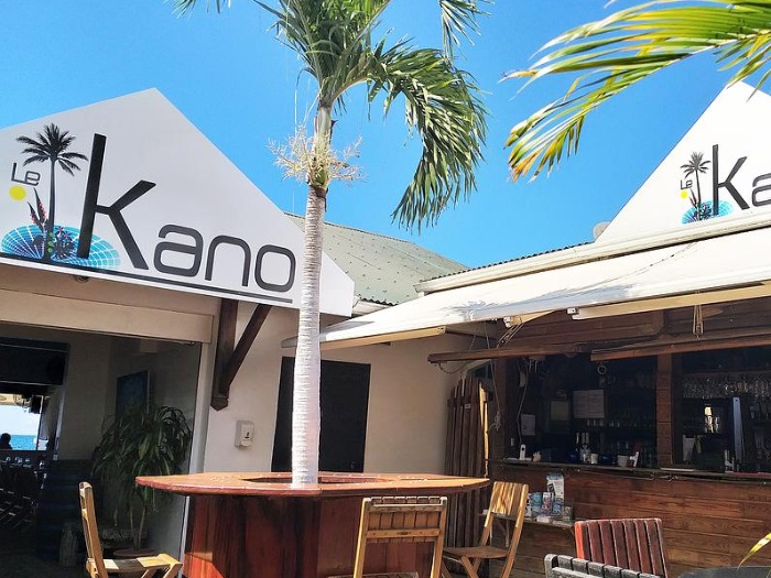Terrasse ensoleillée du restaurant Le Kano en bord de mer