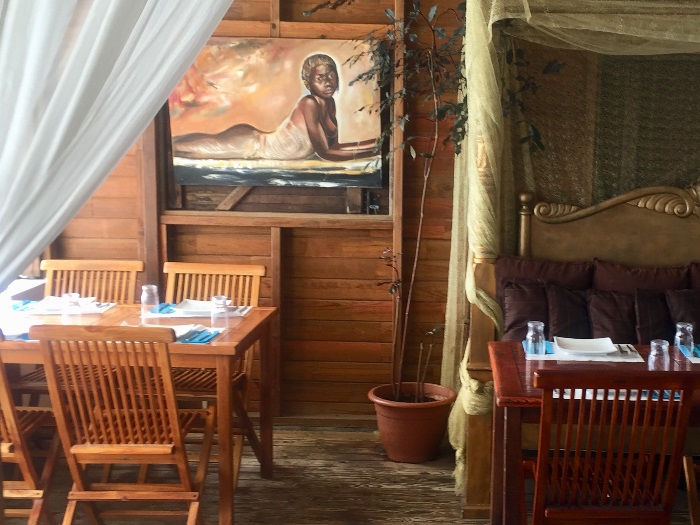 Décoration intérieure chaleureuse du restaurant Le Kano en Martinique
