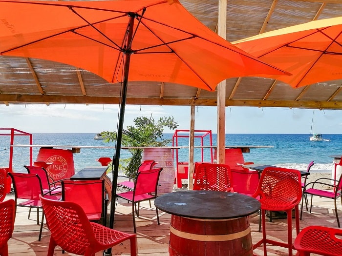 Terrasse du restaurant Le Petibonum avec vue directe sur la mer en Martinique