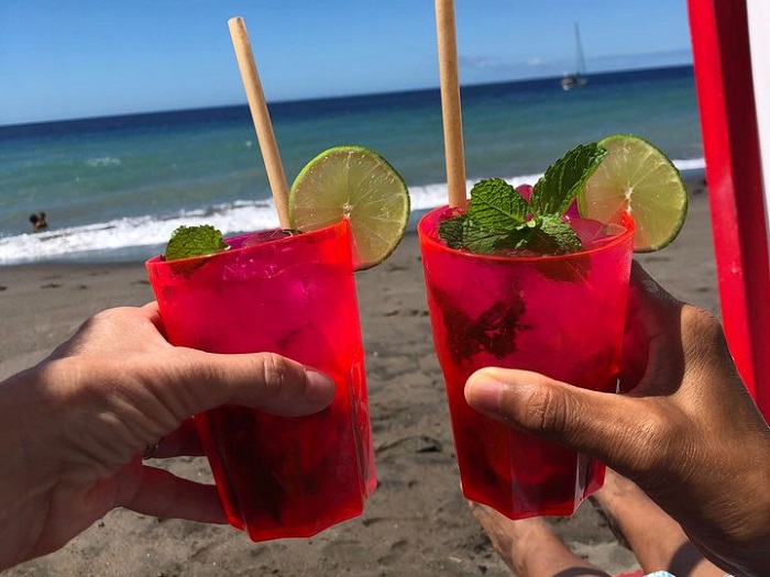 Cocktails rafraîchissants dégustés sur la plage au Petibonum en Martinique