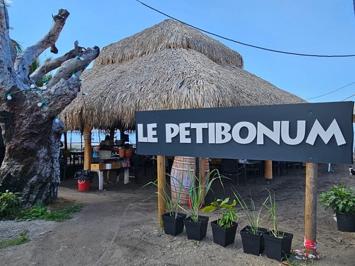Entrée du restaurant de plage Le Petibonum en Martinique