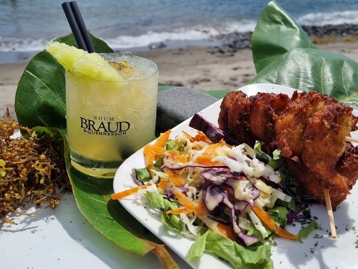 Assiette de cuisine locale servie face à la mer au Petibonum