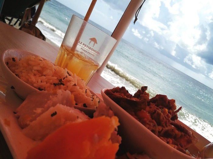 Plats créoles savourés au bord de la mer au restaurant Le Petibonum