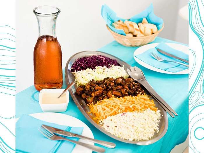 Repas créole servi à bord du catamaran des Ballades du Delphis en Martinique