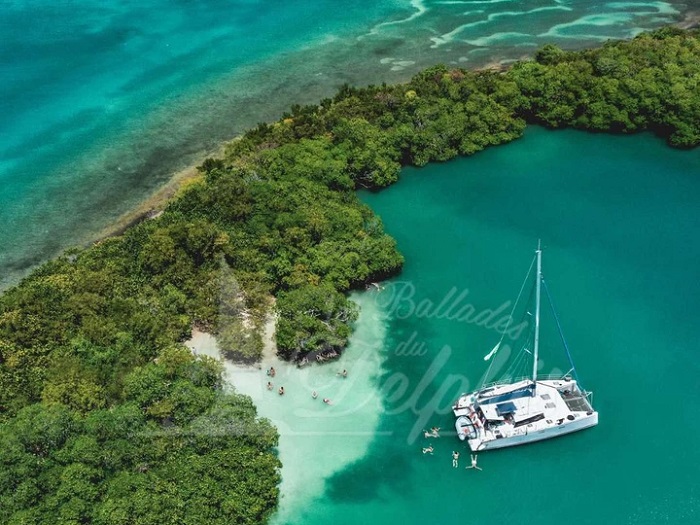 Mouillage du catamaran des Ballades du Delphis dans un lagon cristallin en Martinique