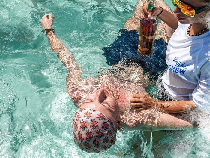 Moments de détente dans une eau cristalline avec Les Ballades du Delphis en Martinique