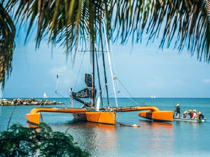 Trimaran Madisail au mouillage lors d’une sortie en mer en Martinique