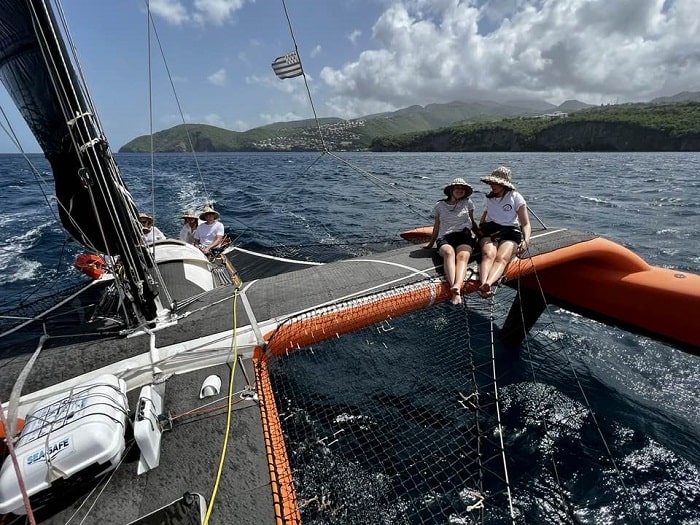 Passagers installés sur les filets du trimaran Madisail en Martinique