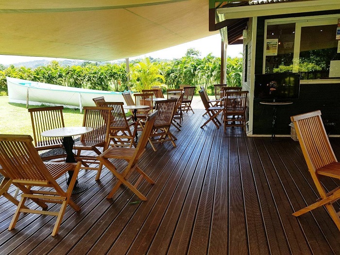 Espace terrasse dédié aux visiteurs du Domaine du Belfort en Martinique