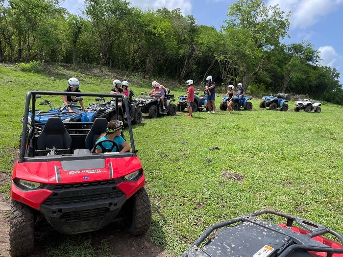 Groupe de participants explorant les chemins en quad avec Planète Quads en Martinique