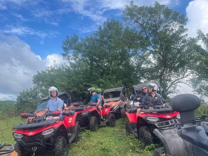 Aventure en quad en équipe dans la nature martiniquaise avec Planète Quads
