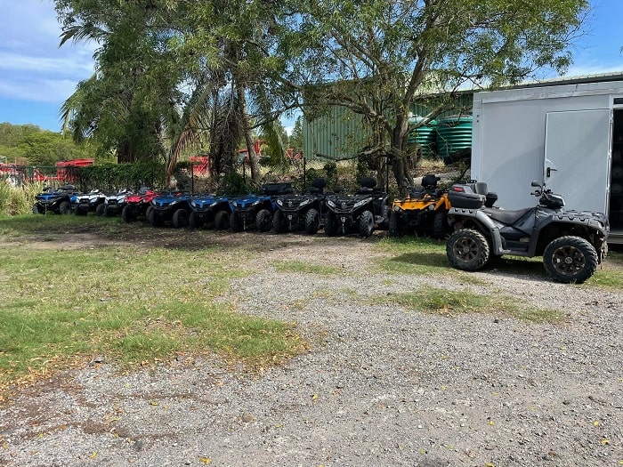Flotte de quads à la base de départ de Planète Quads à la plantation Trois Rivières en Martinique