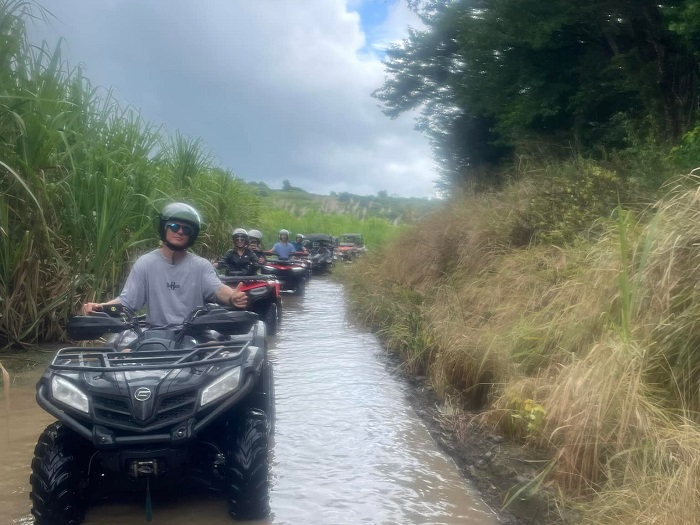 Passage d’un quad dans l’eau lors d’une randonnée Planète Quads en Martinique
