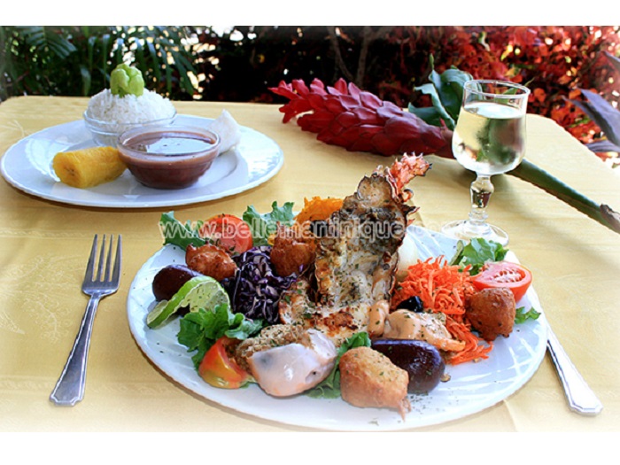 Repas créole servi lors d’une sortie en mer avec Taxi Cap au Cap Chevalier en Martinique