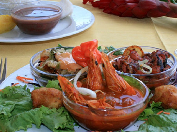 Assortiment de plats créoles préparés à bord du bateau Taxi Cap au Cap Chevalier