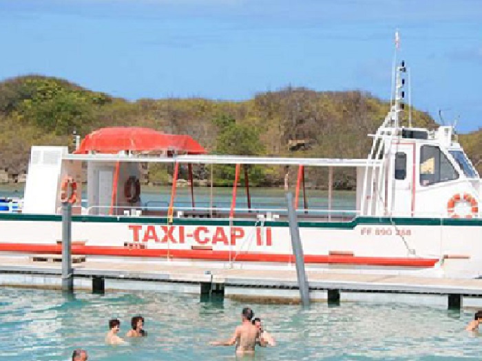 Bateau Taxi Cap naviguant dans les eaux turquoise du Cap Chevalier en Martinique