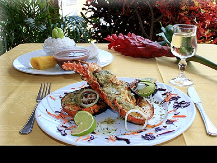 Plat de langouste servi à bord du bateau Taxi Cap au Cap Chevalier en Martinique