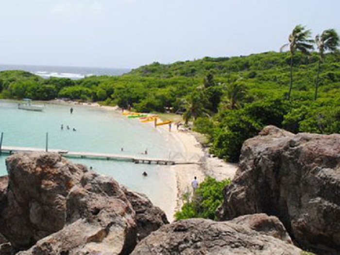 Vue sur la plage du Cap Chevalier, point d’embarquement de Taxi Cap en Martinique