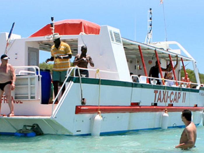Débarquement de passagers du bateau Taxi Cap dans les eaux peu profondes du Cap Chevalier
